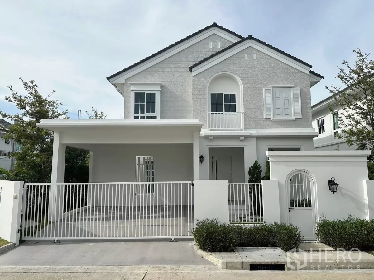 Detached House for rent in Bang Phli, Samut Prakan - Modern two-storey corner detached house with gated carport and white facade.