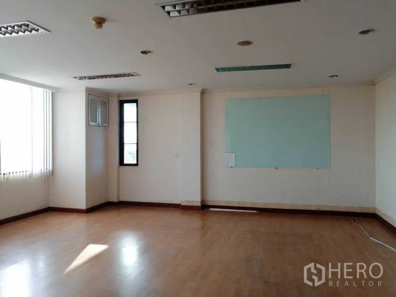 办公空间 出租在Bueng Kum, Bangkok - 采光充足的转角办公室，大窗与墙面白板。