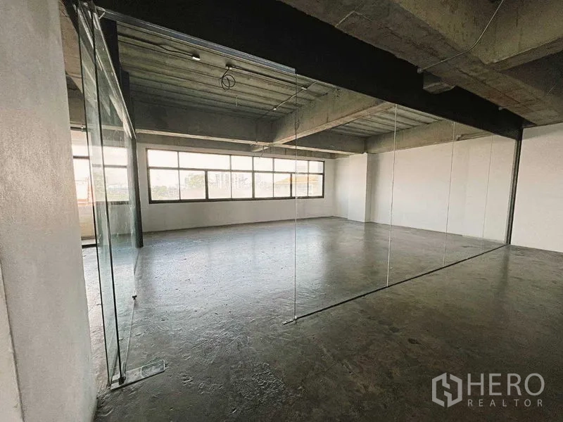 Retail Space for rent in Yan Nawa, Bangkok - Private room defined by clear glass walls and a wall of windows.