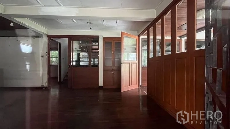 บ้าน ให้เช่า - ห้องเปิดโล่ง กั้นฉากไม้และตู้บิวท์อิน พื้นไม้เข้ม