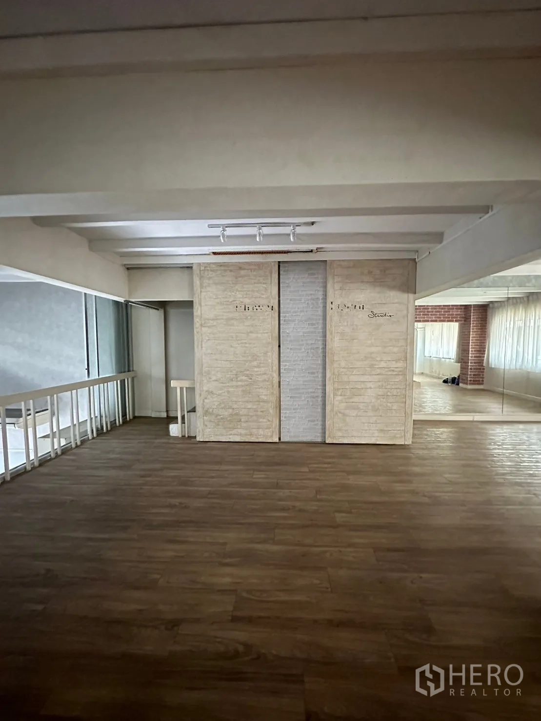 零售空间 出租在Watthana, Bangkok - 夹层平台设装饰墙与木地板，可眺望门厅
