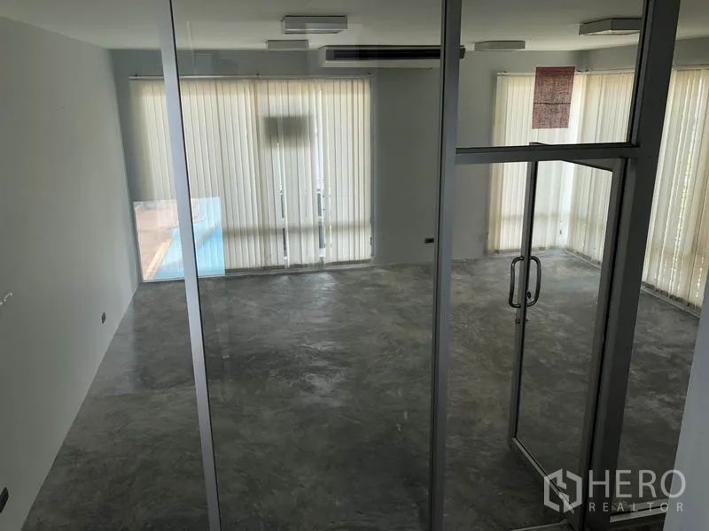 带办公室的家 出租在Wang Thonglang, Bangkok - 透过玻璃门看到的明亮房间，设窗户与百叶帘。