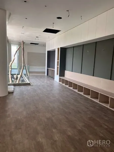 Standalone for rent in Khlong Toei, Bangkok - Long gallery-style area with glass balustrade, tree feature and ceiling lighting points.