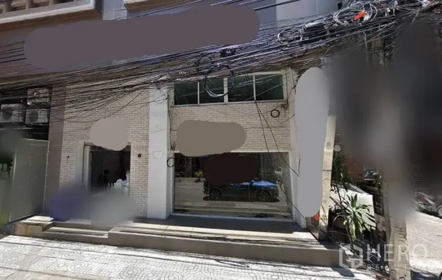 Retail Space for rent in Watthana, Bangkok - Street-facing shopfront with large display windows and double entry in the Sukhumvit area.