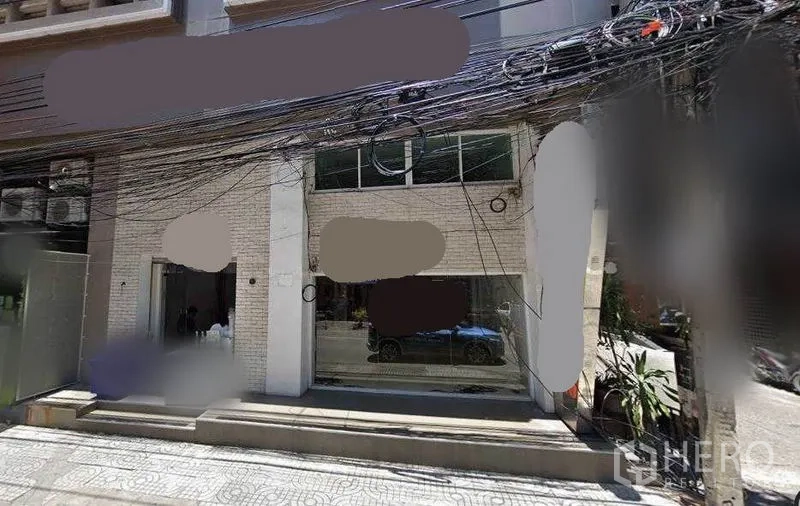 Retail Space for rent in Watthana, Bangkok - Street-facing shopfront with large display windows and double entry in the Sukhumvit area.