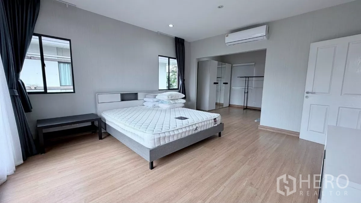 บ้าน ให้เช่าหรือขายในBang Phli, Samut Prakan - ห้องนอนใหญ่พื้นไม้ มีแอร์ ตู้เสื้อผ้า และแสงธรรมชาติ