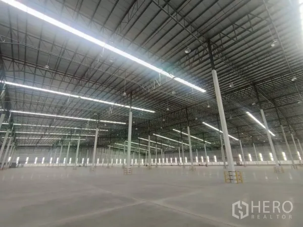 工厂 出租在Si Racha, Chon Buri - 开放式生产大厅，净高12–15米，钢柱均匀排列。