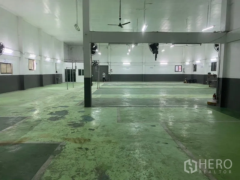 Warehouse for rent in Lam Luk Ka, Pathum Thani - Large open-plan warehouse hall with ceiling fans and lighting