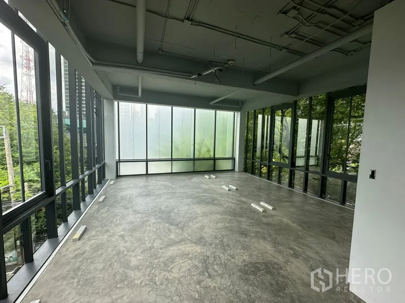 Office Space for rent in Khlong Toei, Bangkok - Large corner office with wraparound floor-to-ceiling windows and frosted glass for privacy.