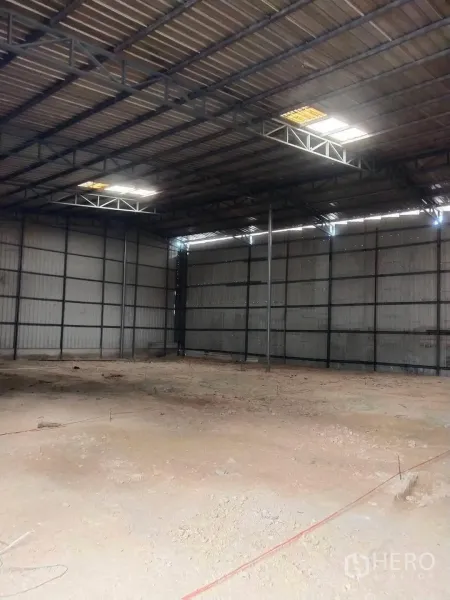 Warehouse for rent in Bang Phli, Samut Prakan - Open-plan warehouse interior with steel truss roof and skylight panels.