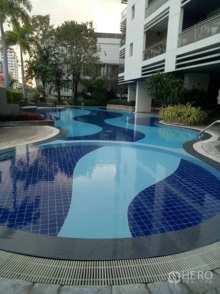 公寓 出租或出售在Sathon, Bangkok - 公寓室外泳池，蓝色马赛克瓷砖与园景环绕。