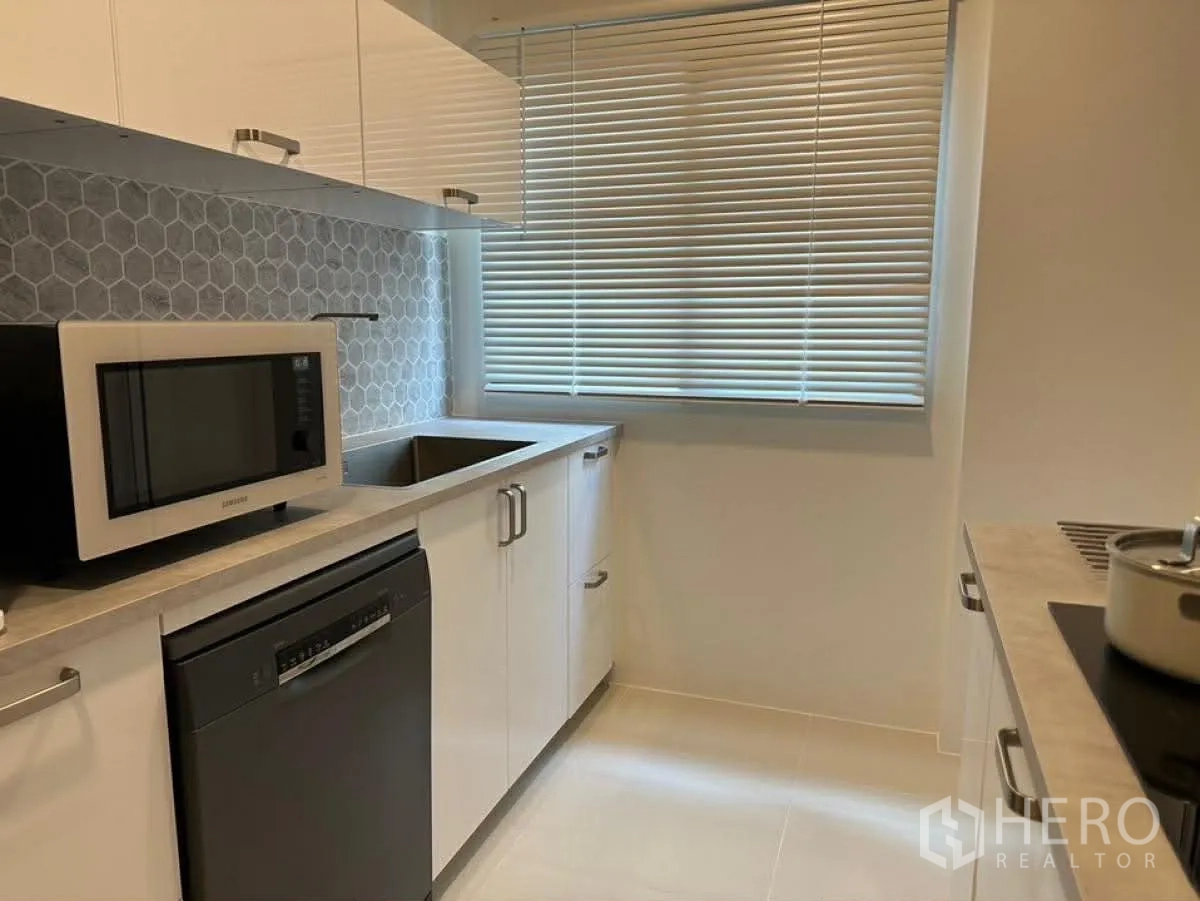 独栋房屋 for rent in Bang Phli, Samut Prakan - 明亮厨房配水槽、洗碗机与百叶窗。
