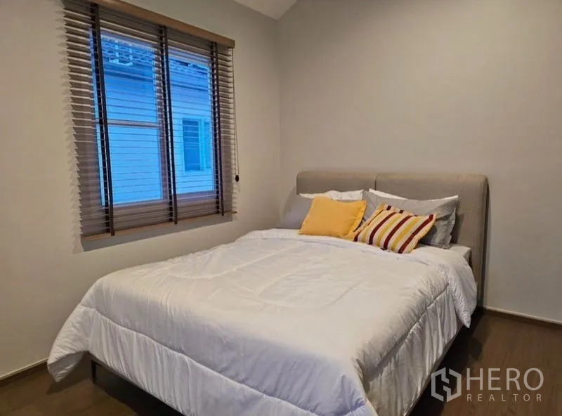 Detached House for rent - Cozy bedroom with double bed, window blinds and neutral decor.