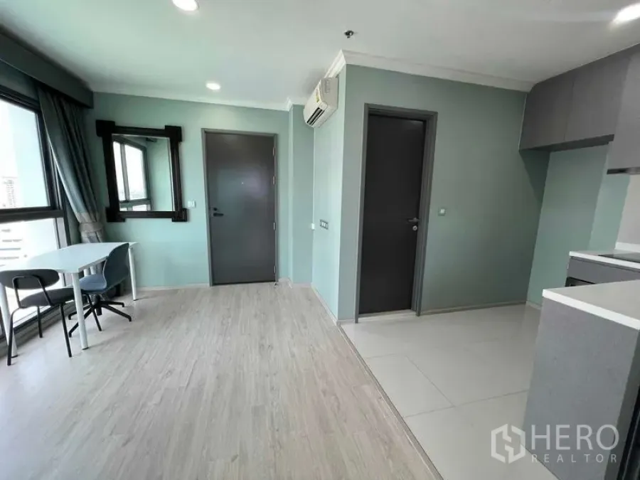 公寓 出售在Ratchathewi, Bangkok - 明亮开放空间，转角窗与小厨房相连，自然采光充足