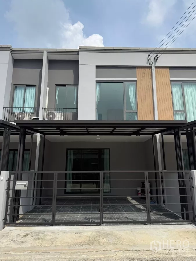 Townhouse for rent in Bang Phli, Samut Prakan - Modern two-storey townhouse facade with gated covered carport in Bang Phli.