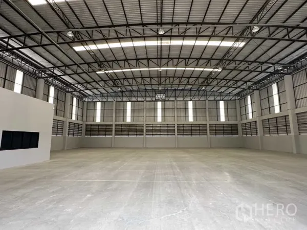 คลังสินค้า ให้เช่าในBang Phli, Samut Prakan - พื้นที่จัดเก็บโล่ง พร้อมสกายไลท์ ช่องระบายอากาศ และผนังเดินสายไฟ
