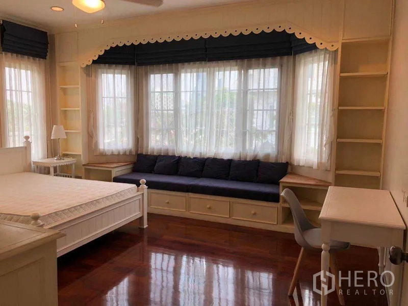 บ้าน ให้เช่าในBang Na, Bangkok - ห้องนอนสำหรับครอบครัว ม้านั่งริมหน้าต่าง ชั้นวาง โต๊ะทำงาน และเตียงสีขาว