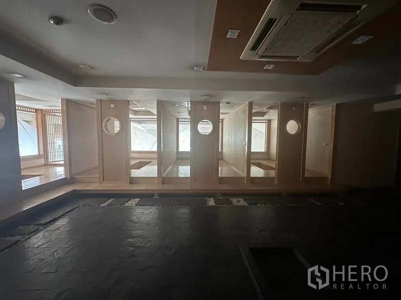 零售空间 出租在Bang Rak, Bangkok - 一排木制包厢，圆形窗与内置座位