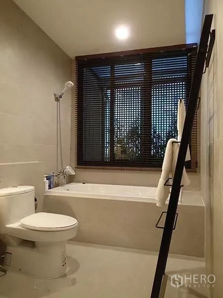 ทาวน์เฮาส์ for rent in Watthana, Bangkok - ห้องน้ำสไตล์โมเดิร์นมีอ่างอาบน้ำ ฝักบัว โถสุขภัณฑ์ และหน้าต่างบานใหญ่