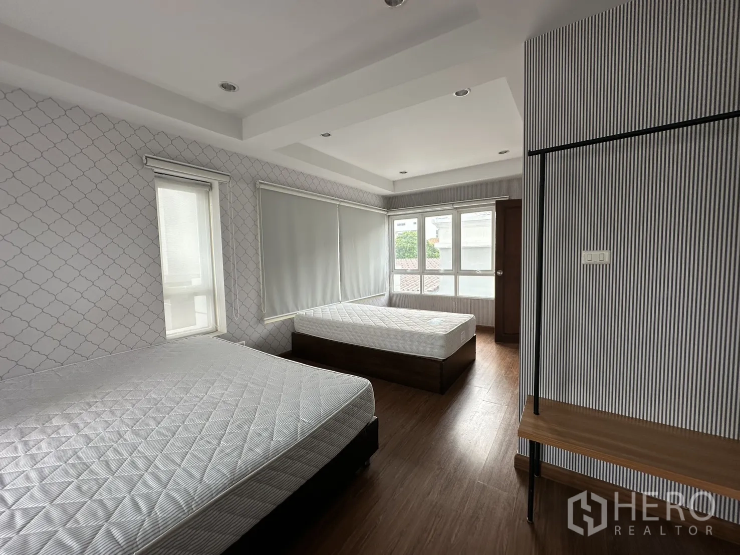 โฮมออฟฟิศ for rent in Watthana, Bangkok - อีกมุมของห้องเตียงคู่ โชว์หน้าต่างมุมบานใหญ่และมู่ลี่