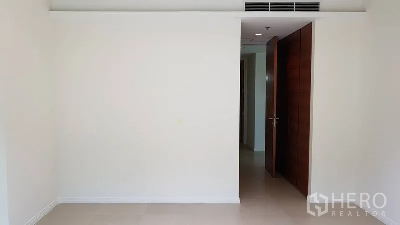 公寓 出售在Khlong San, Bangkok - 极简内墙、木门与嵌入式空调