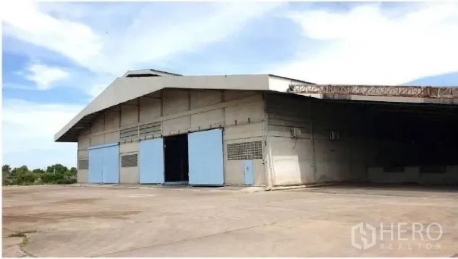 โรงงาน ให้เช่า - อาคารโรงงานภายนอก ประตูบานเลื่อนใหญ่ ลานคอนกรีตกว้างรองรับรถบรรทุก
