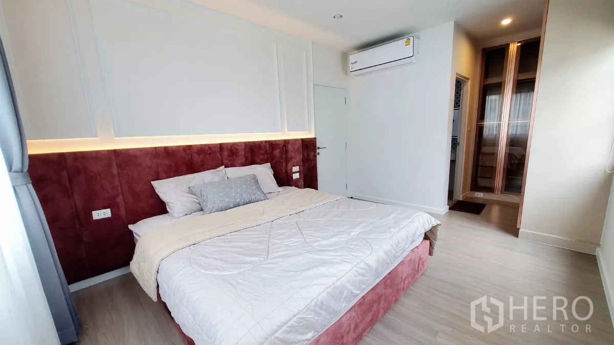 Detached House for rent in Lat Krabang, Bangkok - Primary bedroom with feature headboard, air-conditioning and closet connecting to ensuite.