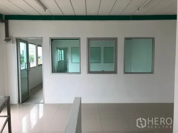 工厂 出租在Lam Luk Ka, Pathum Thani - 明亮办公室区，玻璃隔断与地砖，邻接生产区
