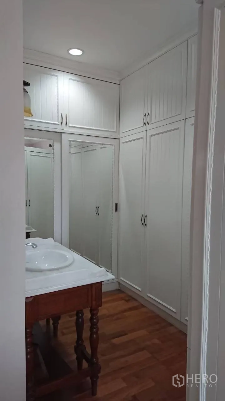 Detached House for rent in Mueang Samut Prakan, Samut Prakan - Walk-in closet with white built-in wardrobes, mirrored doors and a vanity sink.