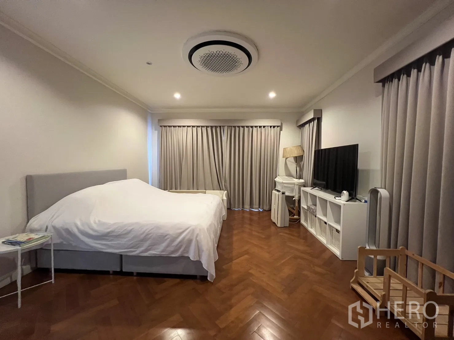 บ้าน ให้เช่าในSuan Luang, Bangkok - ห้องนอนใหญ่กว้าง เตียงคิงและผ้าม่านสูงเต็มผนัง