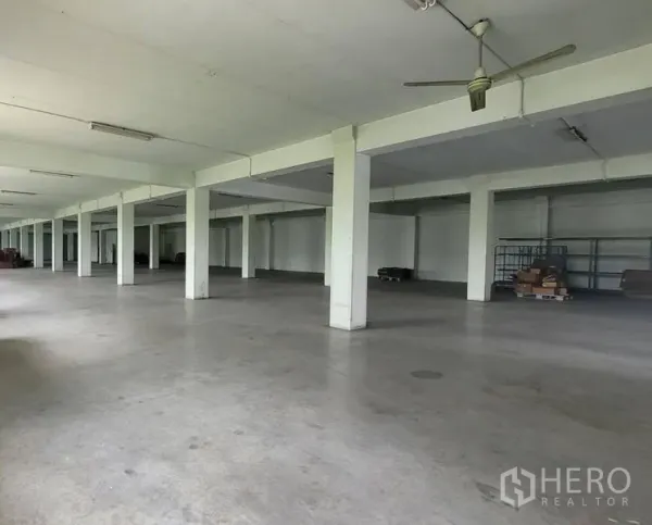 Factory for rent in Mueang Samut Prakan, Samut Prakan - Open-plan production floor with columns and smooth concrete flooring