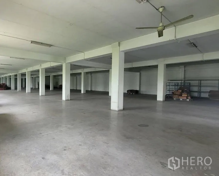 Factory for rent in Mueang Samut Prakan, Samut Prakan - Open-plan production floor with columns and smooth concrete flooring