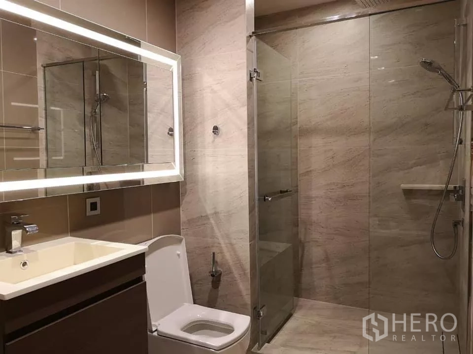 คอนโด ให้เช่าในWatthana, Bangkok - ห้องน้ำสมัยใหม่ มีกระจกไฟ LED อ่างล้างหน้า โถสุขภัณฑ์ และห้องอาบน้ำกระจก