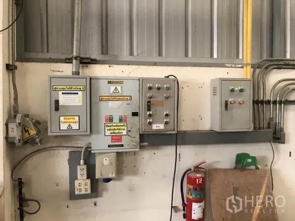 工厂 出售在Khlong Luang, Pathum Thani - 厂内工业配电控制柜与灭火器。
