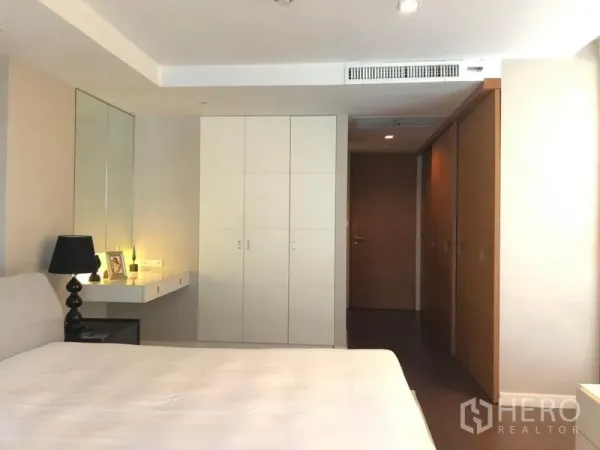 公寓 出租在Pathum Wan, Bangkok - 采光良好的卧室，设梳妆台、白色衣柜和嵌灯。