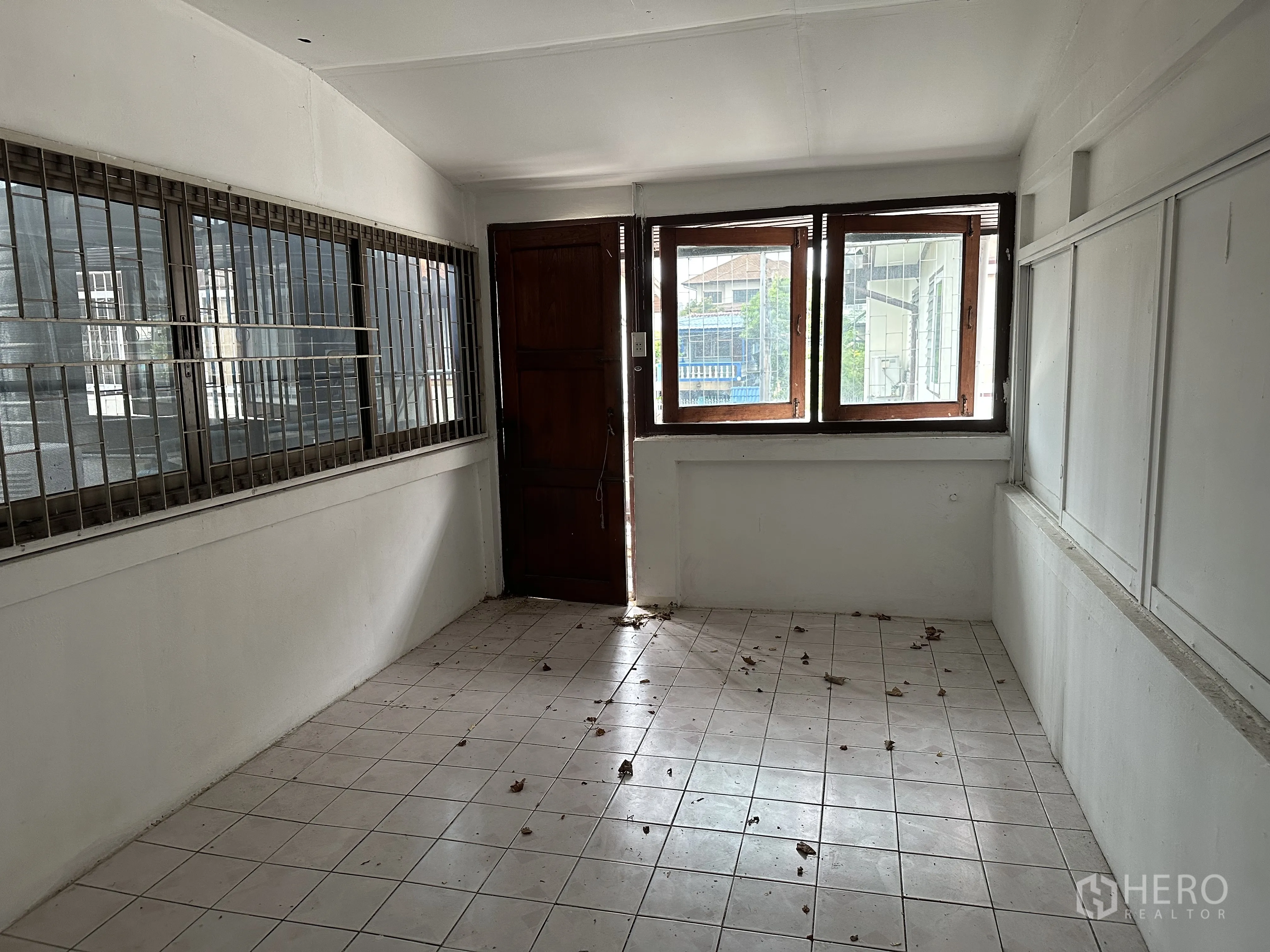 家庭办公室 for rent in Suan Luang, Bangkok - 封闭走廊式房间，金属护栏窗与木门。