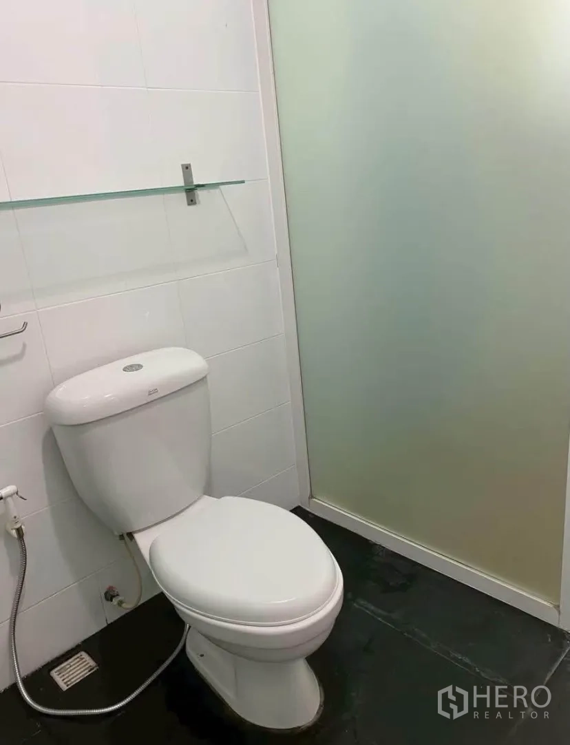 ทาวน์เฮาส์ for rent in Phra Khanong, Bangkok - ห้องโถสุขภัณฑ์พร้อมประตูกระจกฝ้ากั้นโซนอาบน้ำและสายฉีดชำระ