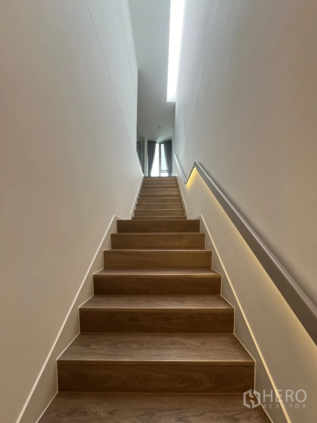Detached House for rent in Saphan Sung, Bangkok - Staircase with skylight and LED handrail lighting.