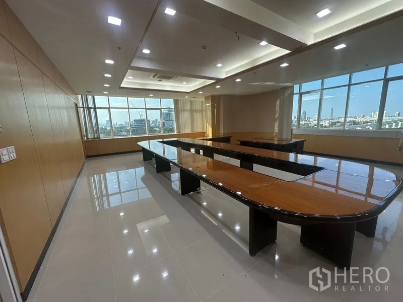 สำนักงาน ให้เช่าในSuan Luang, Bangkok - ห้องประชุมขนาดใหญ่ โต๊ะเคลือบเงา ไฟดาวน์ไลท์ และวิวเมือง