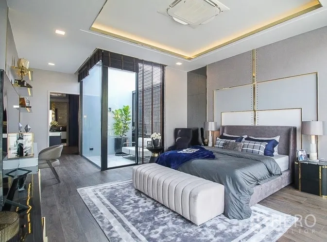 独立式住宅 出租或出售在Prawet, Bangkok - 宽敞主卧，长凳座位与玻璃隔断通向露台