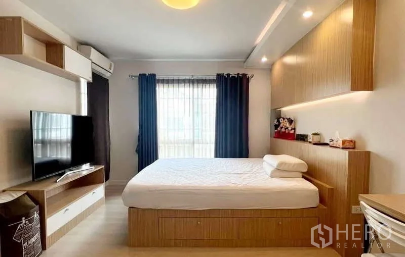 Detached House for rent in Bang Phli, Samut Prakan - Bright bedroom with large window, TV console and warm wood cabinetry.