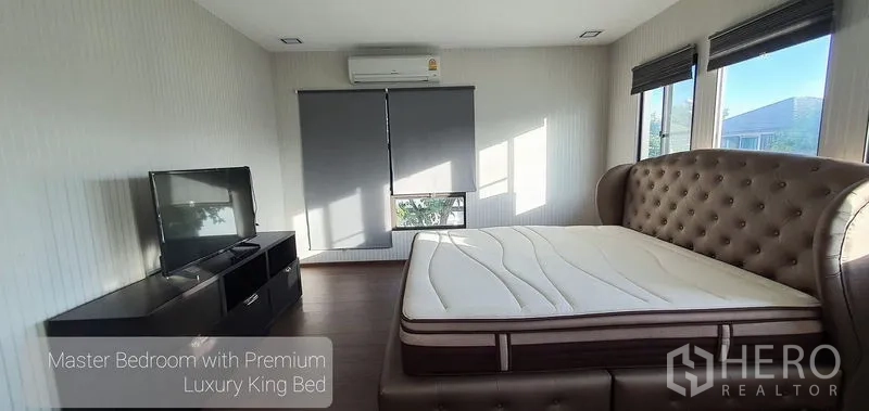 บ้าน ให้เช่าในBang Phli, Samut Prakan - ห้องนอนใหญ่ เตียงคิงหรู หน้าต่างรอบด้าน และตู้วางทีวี