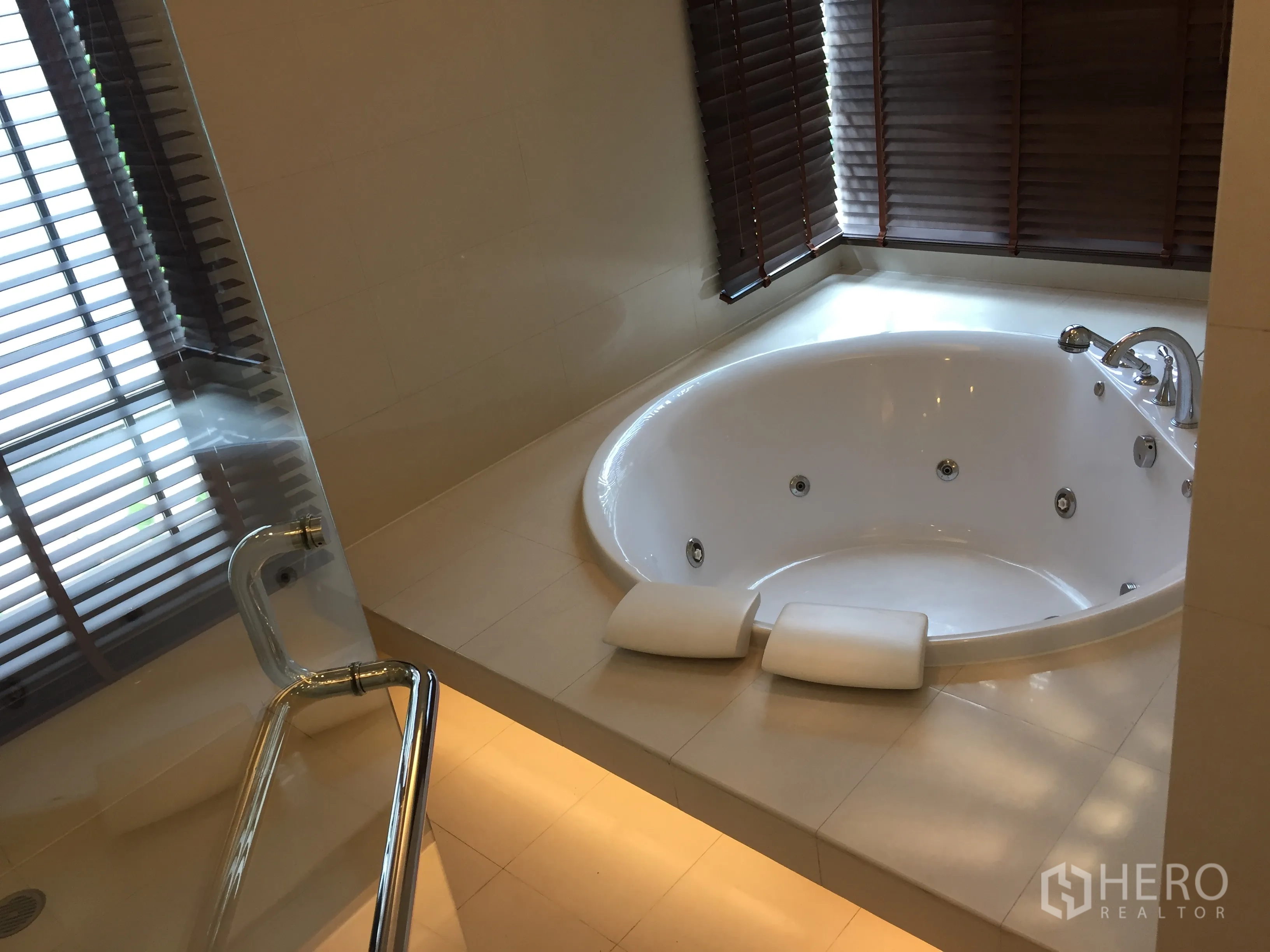 Detached House for rent in Yan Nawa, Bangkok - Bathroom featuring a round jacuzzi tub beside corner windows with blinds.