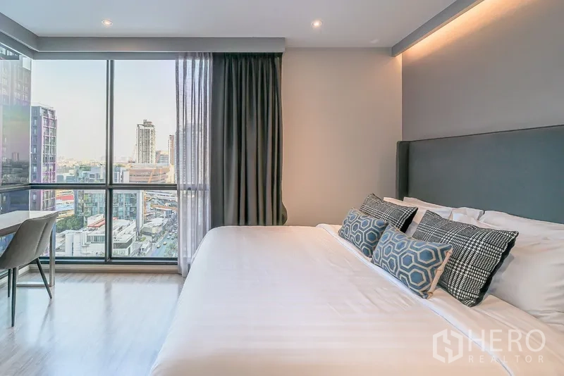 คอนโด ให้เช่าในWatthana, Bangkok - ห้องนอนใหญ่ เตียงคิง ผ้าม่านทึบแสง และวิวเมืองพาโนรามา