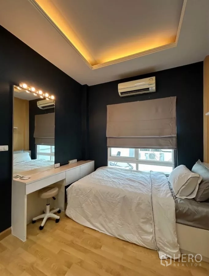 联排别墅 出租在Wang Thonglang, Bangkok - 第三卧室配梳妆台与灯光镜