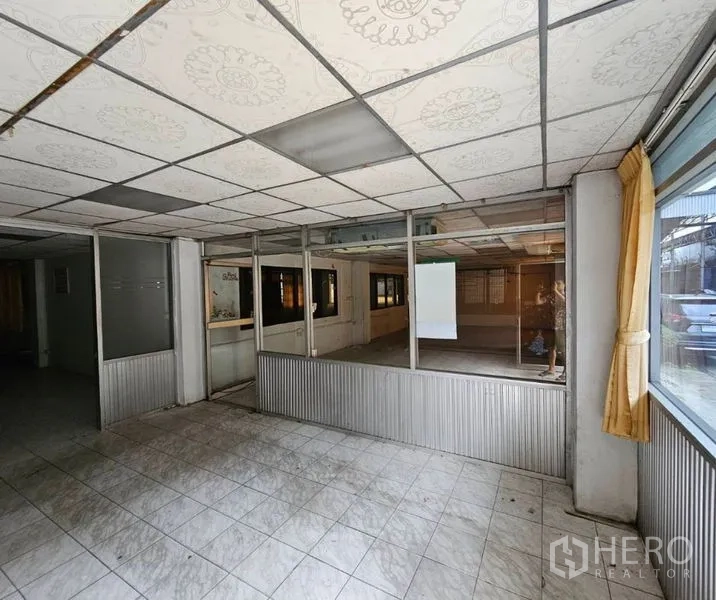 工厂 出租在Bang Kho Laem, Bangkok - 带玻璃隔断的办公室区域，瓷砖地面与吊顶。