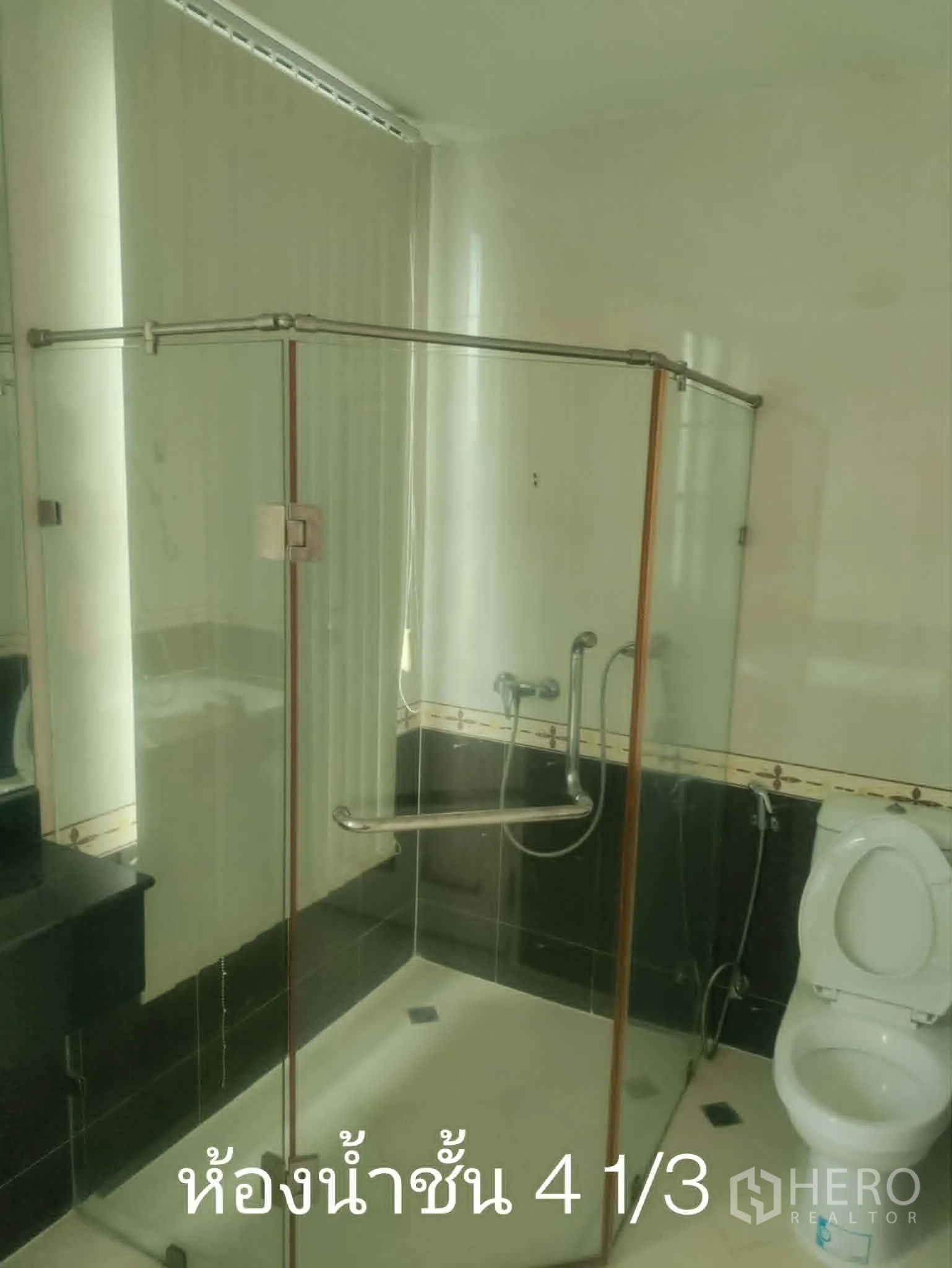 家庭办公室 for rent in Lat Phrao, Bangkok - 浴室带玻璃淋浴间、马桶与台盆。