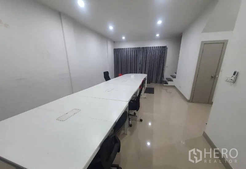 带办公室的家 出租在Lat Phrao, Bangkok - 会议室配长条会议桌、办公椅与全遮光窗帘。
