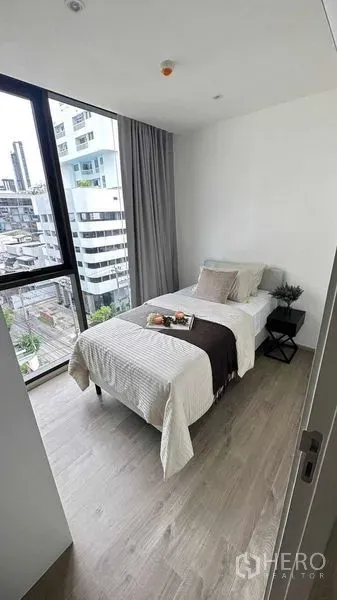 คอนโด ให้เช่าในWatthana, Bangkok - ห้องนอนเล็กเตียงเดี่ยวติดหน้าต่างสูง มองเห็นวิวเมือง