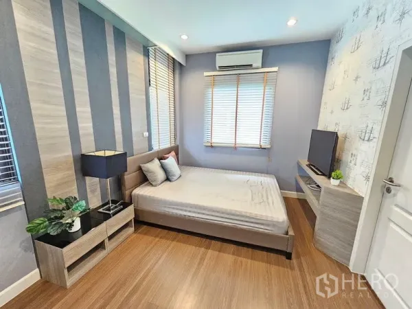 บ้าน ให้เช่าในPrawet, Bangkok - ห้องนอนอบอุ่น เตียงคู่ ตู้วางทีวี และมู่ลี่หน้าต่าง